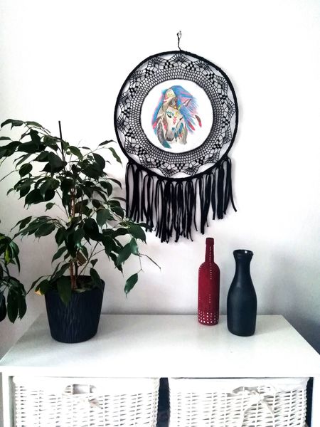 Lapač snů s ručně malovaným indiánským motivem koně, průměr 50 cm 