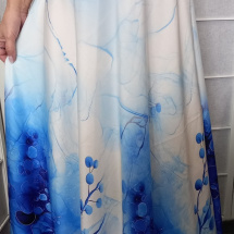 Dlouhá půlkolová sukně - modré květy (umělé hedvábí)