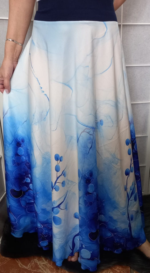 Dlouhá půlkolová sukně - modré květy (umělé hedvábí)
