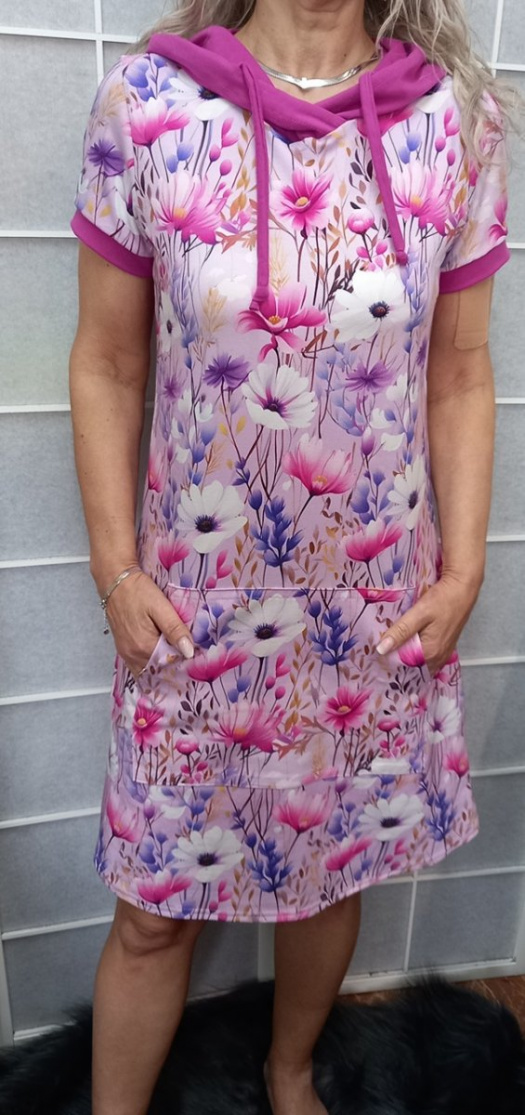 Šaty s kapucí - květy na růžové (bavlna)
