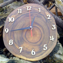Ručně vyráběné ořechové dřevěné hodiny