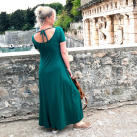 Zelené zvonové šaty s vázáním