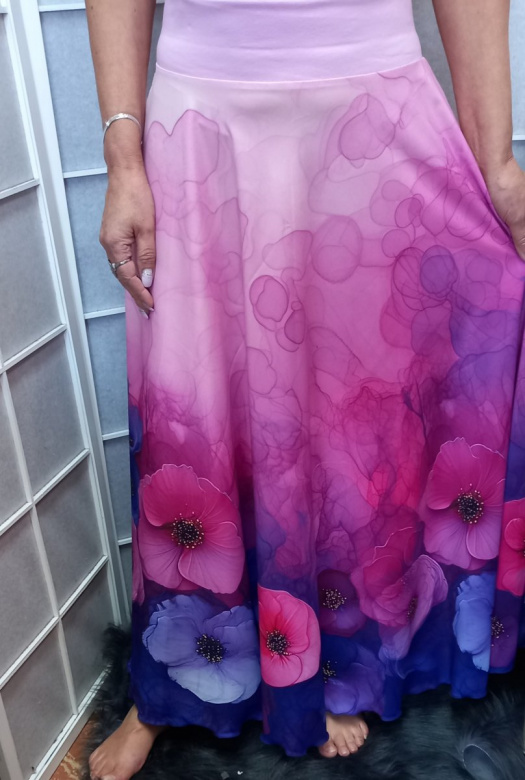 Dlouhá půlkolová sukně - růžovofialové květy (umělé hedvábí)