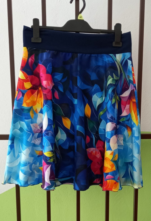 Půlkolová sukně - mozaikové květy (umělé hedvábí)