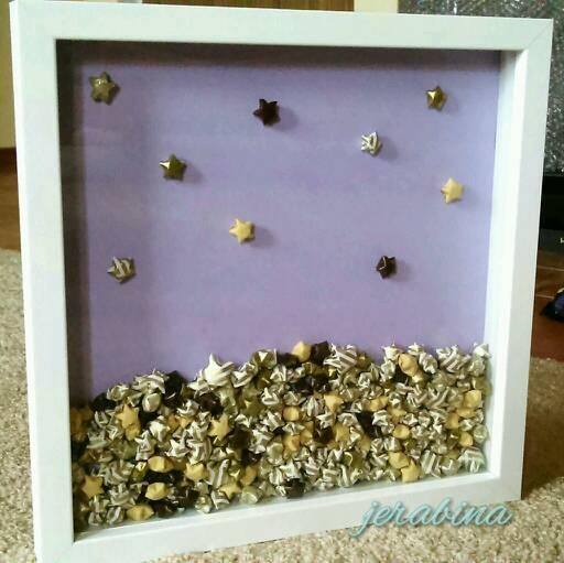 Obrázek s origami hvězdičkami fialový