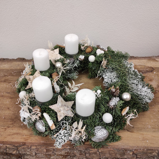  Věnec přírodní adventní z chvojí.