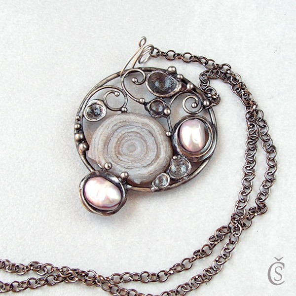 Jemná levandulová - Chalcedon. růže, perla