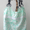 Zelenkavá květinová kabelka s korálkovými uchy