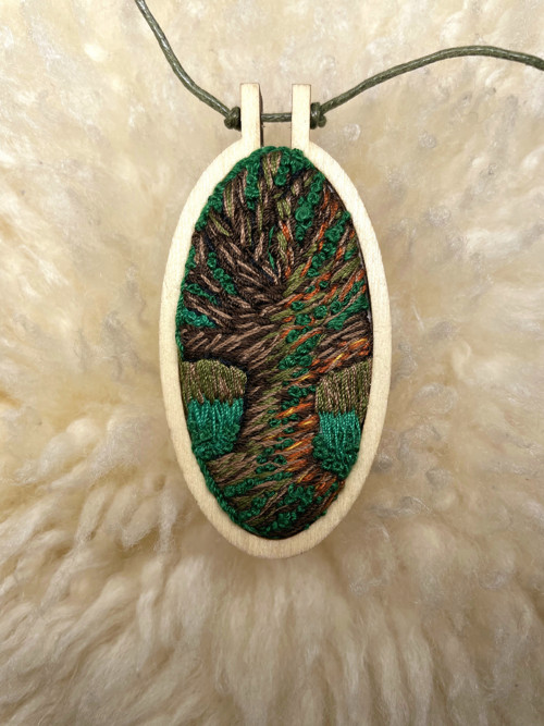 Vyšívaný přívěsek Strom