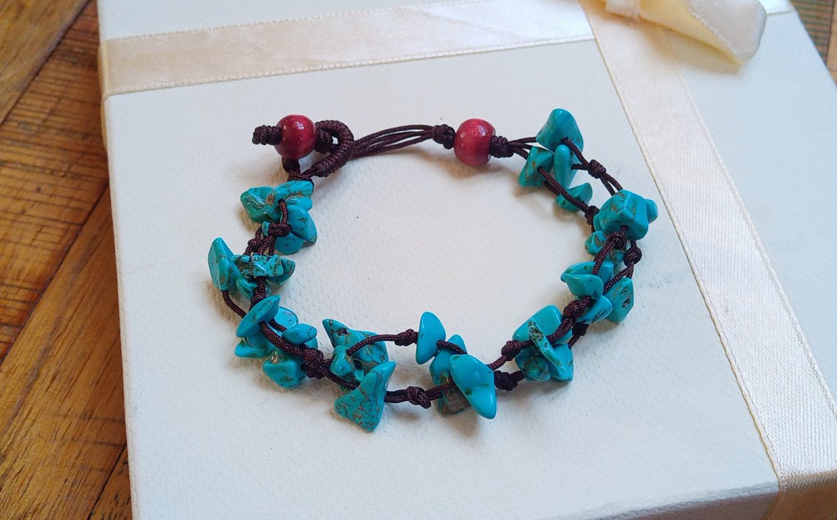 Náramek z tyrkysu s dřevěnými korálky