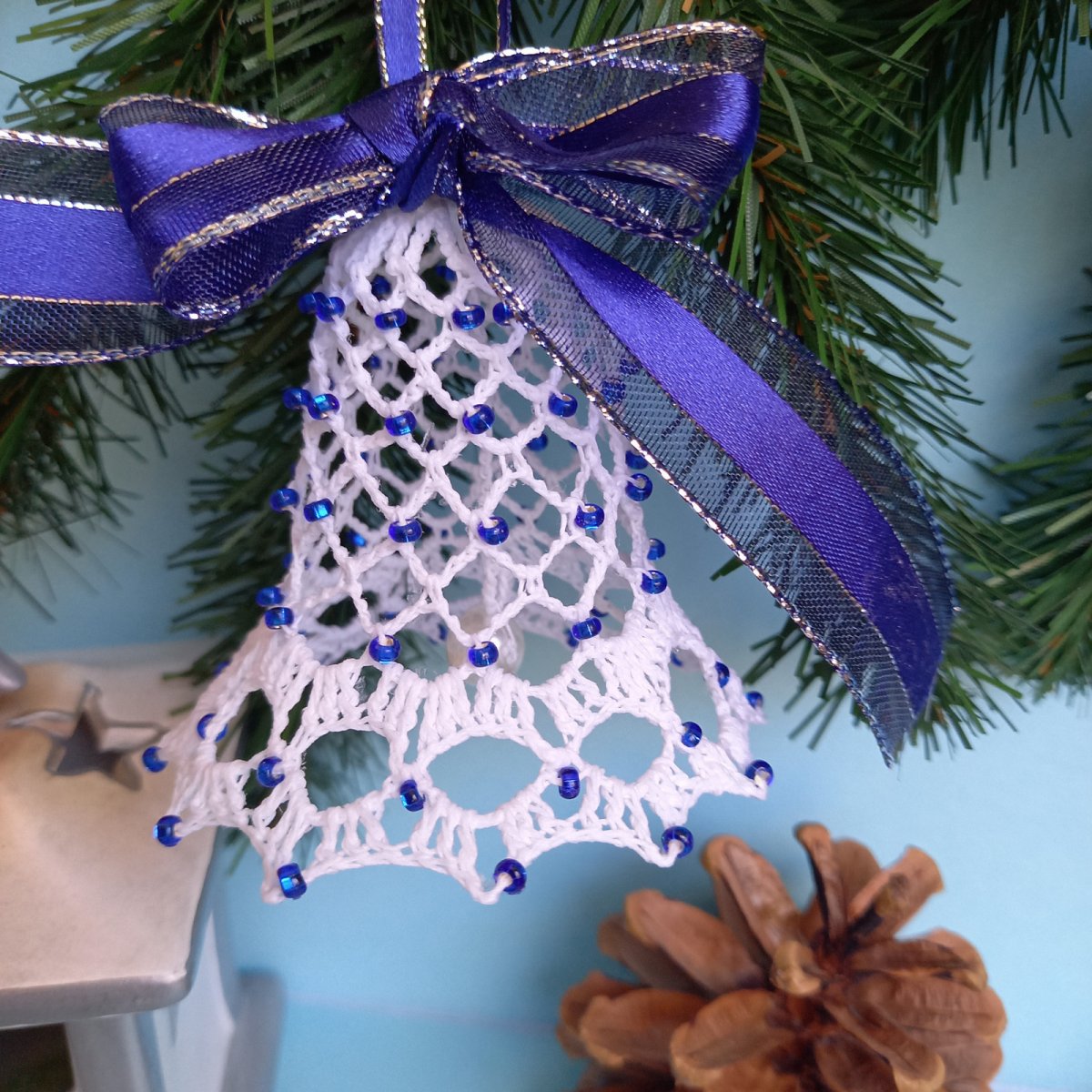 Zvonek bílý s modrými korálky v každé druhé řadě - č.3