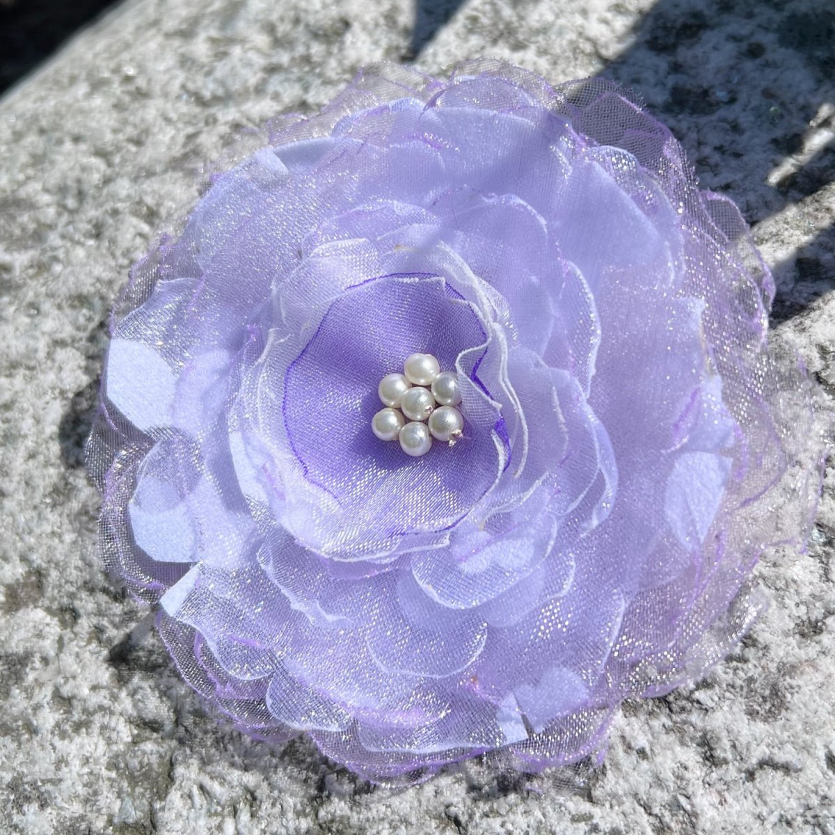 Brož bílo-fialková