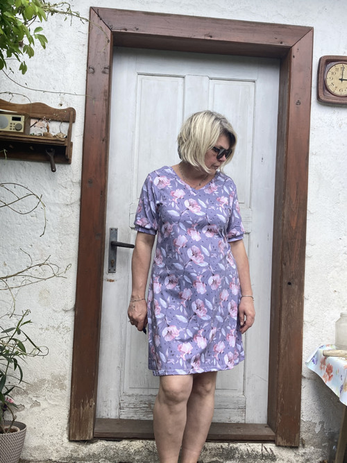 Šaty šedé s květinovým vzorem