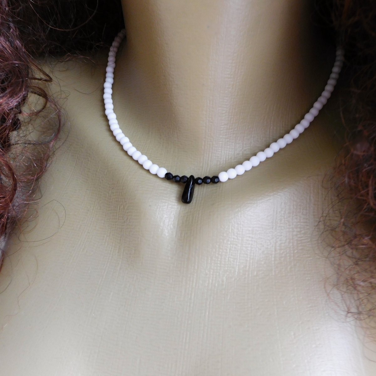 Náhrdelník  - bílý nefrit, onyx, spinel