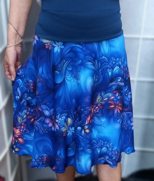 Půlkolová sukně s vysokým pasem - květy na modré (umělé hedvábí)