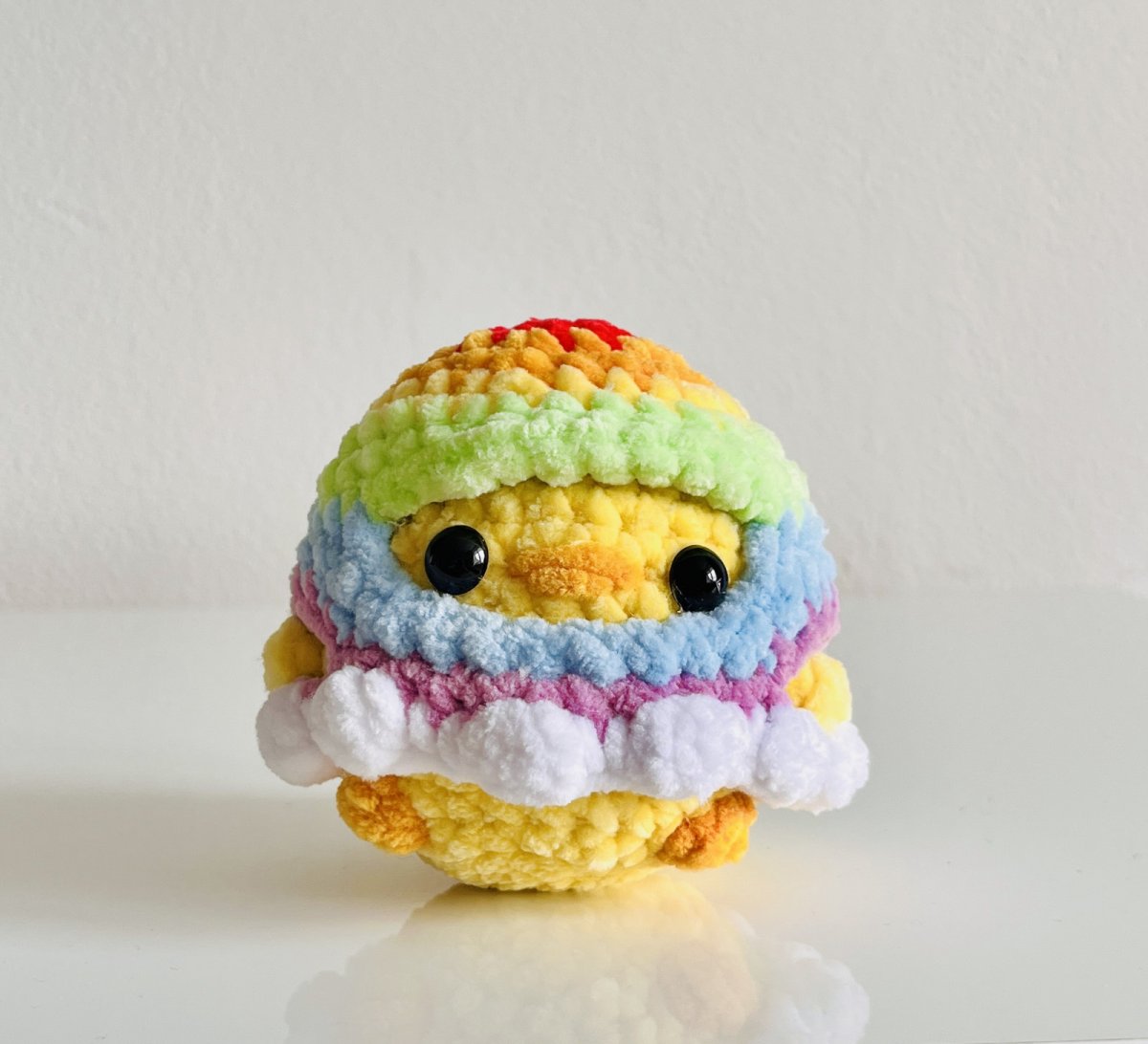 Háčkovaná kachnička v duhovém oblečku