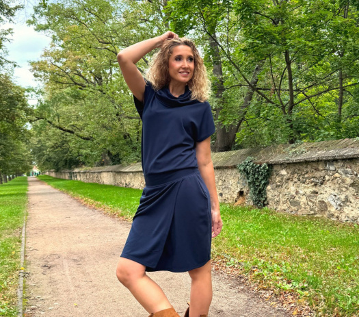 Tmavě modré šaty krátké s rozparkem