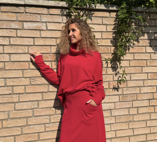 Volný rolák s rozparky tmavě červený