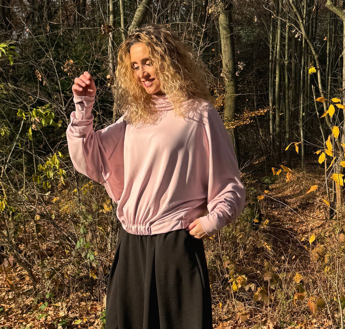 Volný rolák s gumou pudrově růžový