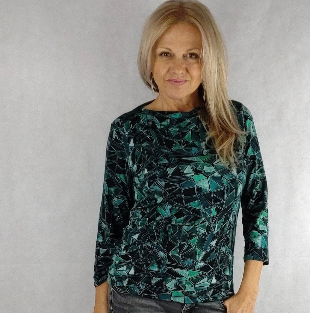 Tričko s rovným lodičkovým výstřihem