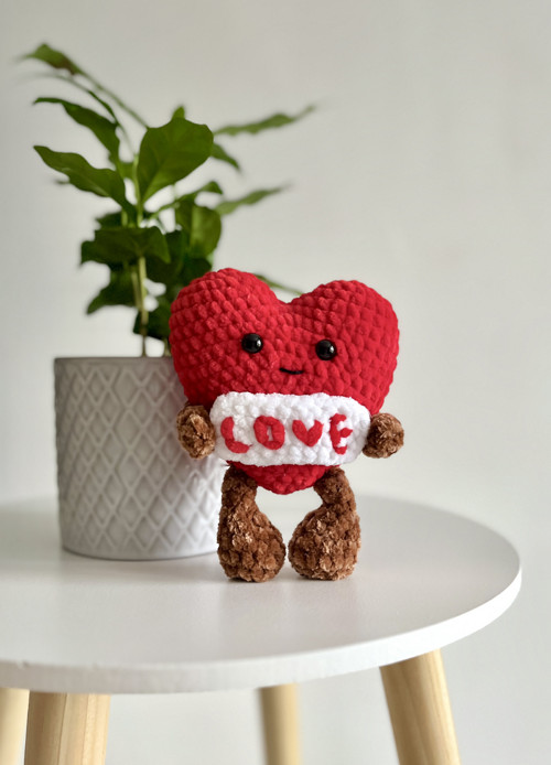 Valentýnské háčkované srdce LOVE