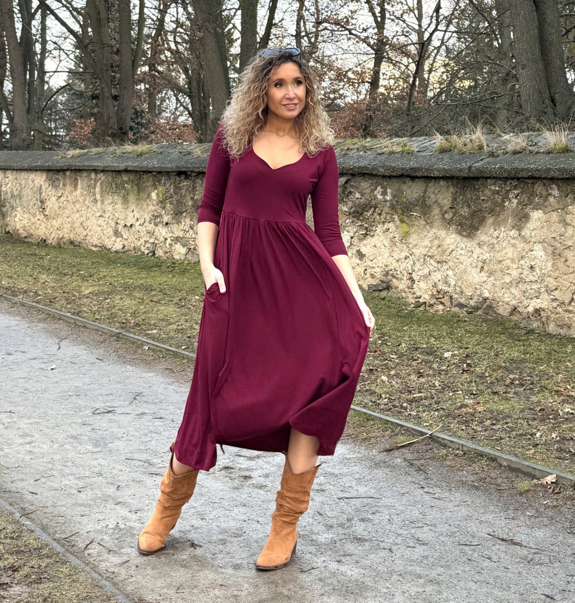 Šaty s rozparky vínové