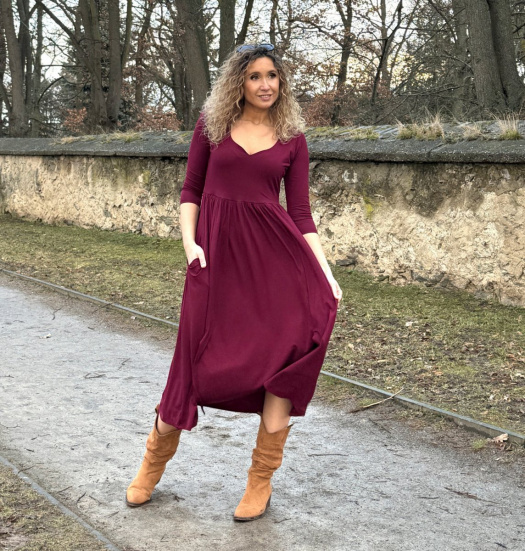 Šaty s rozparky vínové