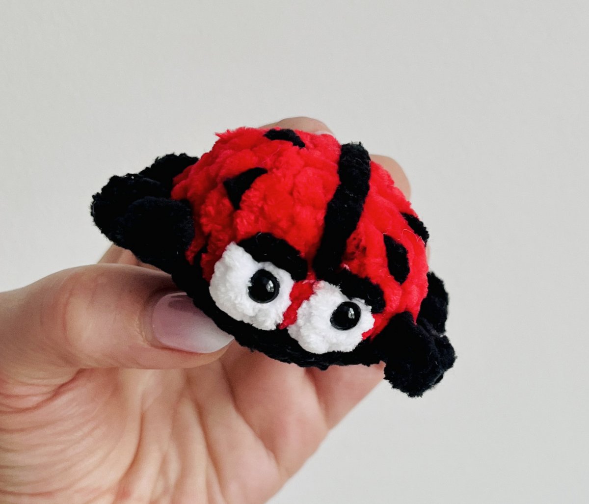 Mini háčkovaná beruška pro štěstí