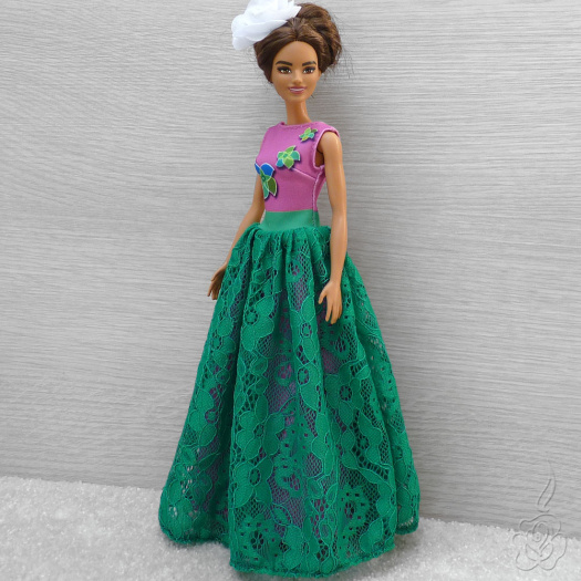 Dlouhé barevné šaty pro Barbie