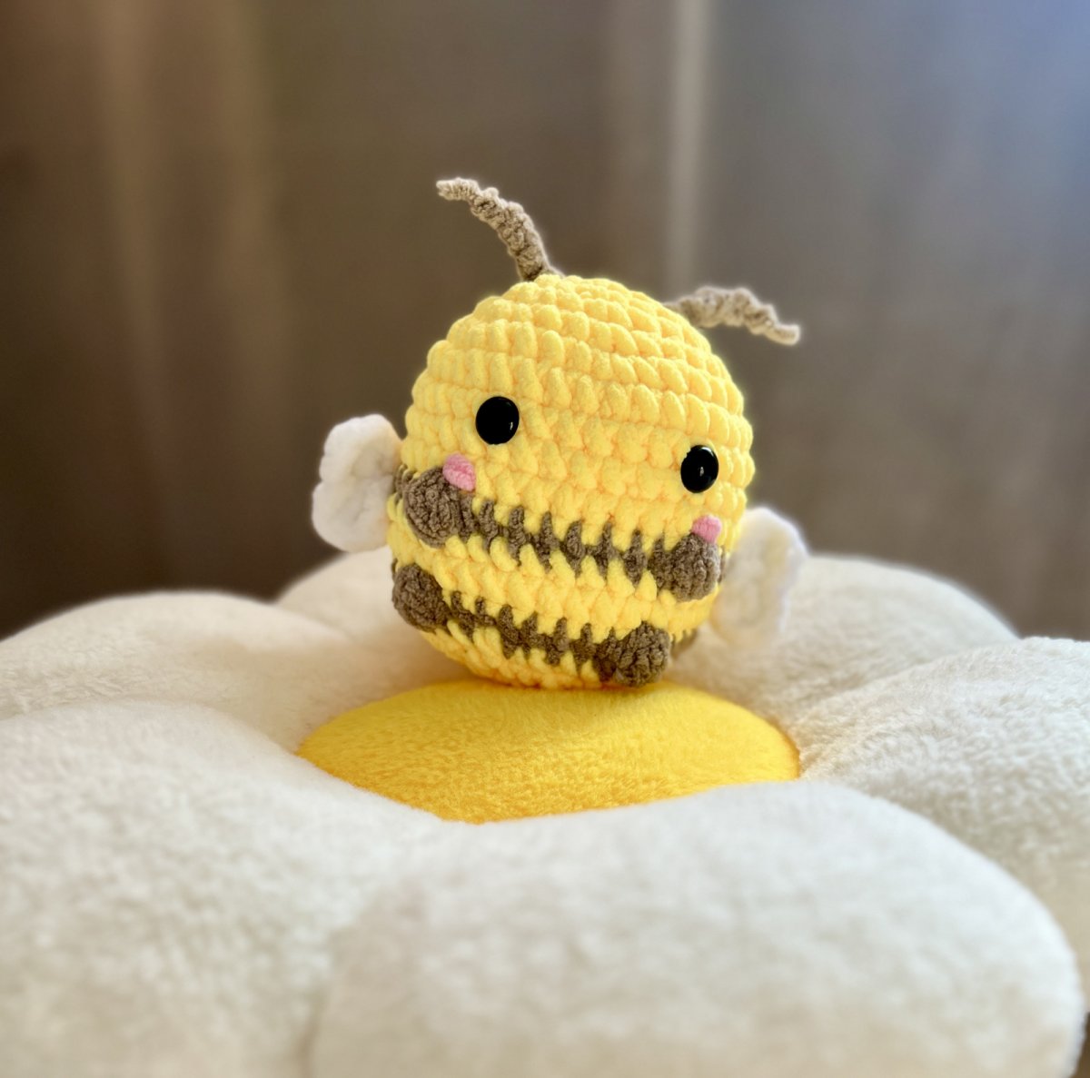 Cute včelka – hebký háčkovaný mazlíček