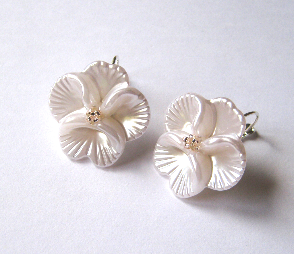 Perlové smetanové macešky.