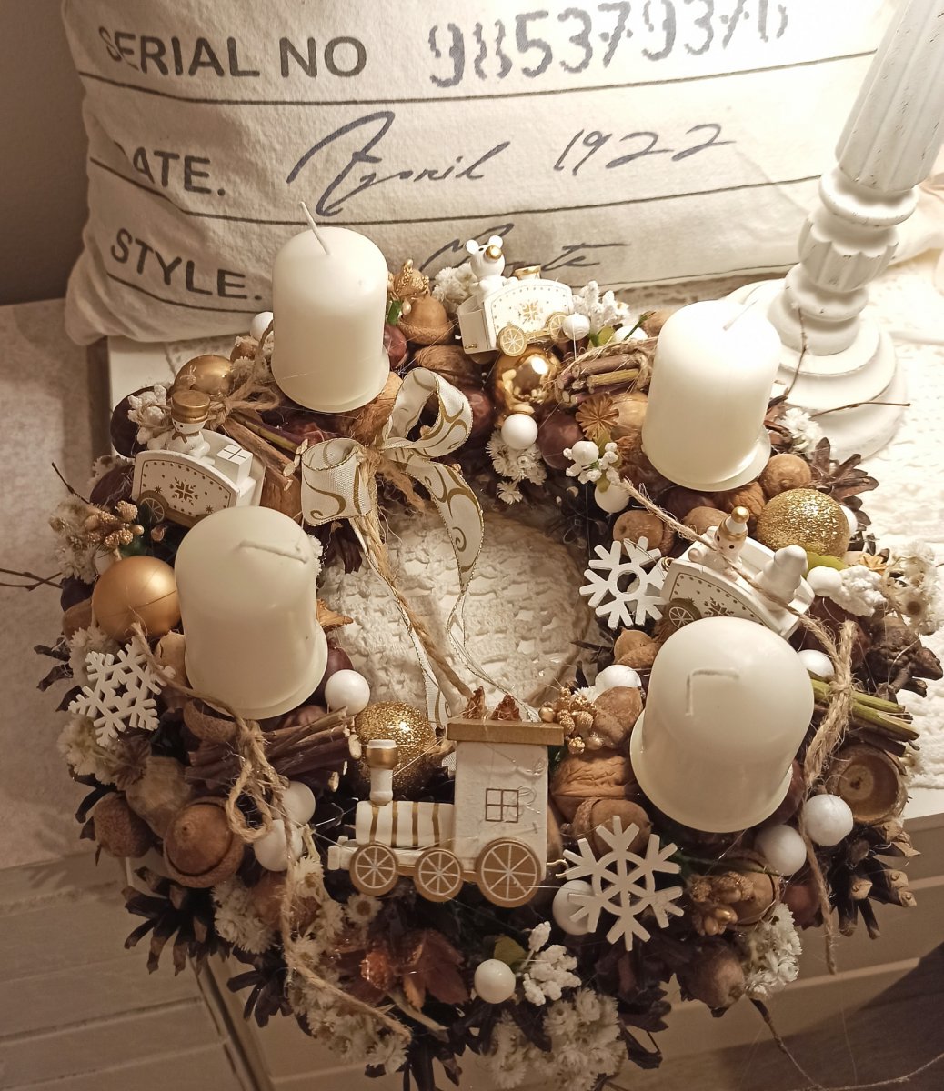 S mašinkou, adventní svícen