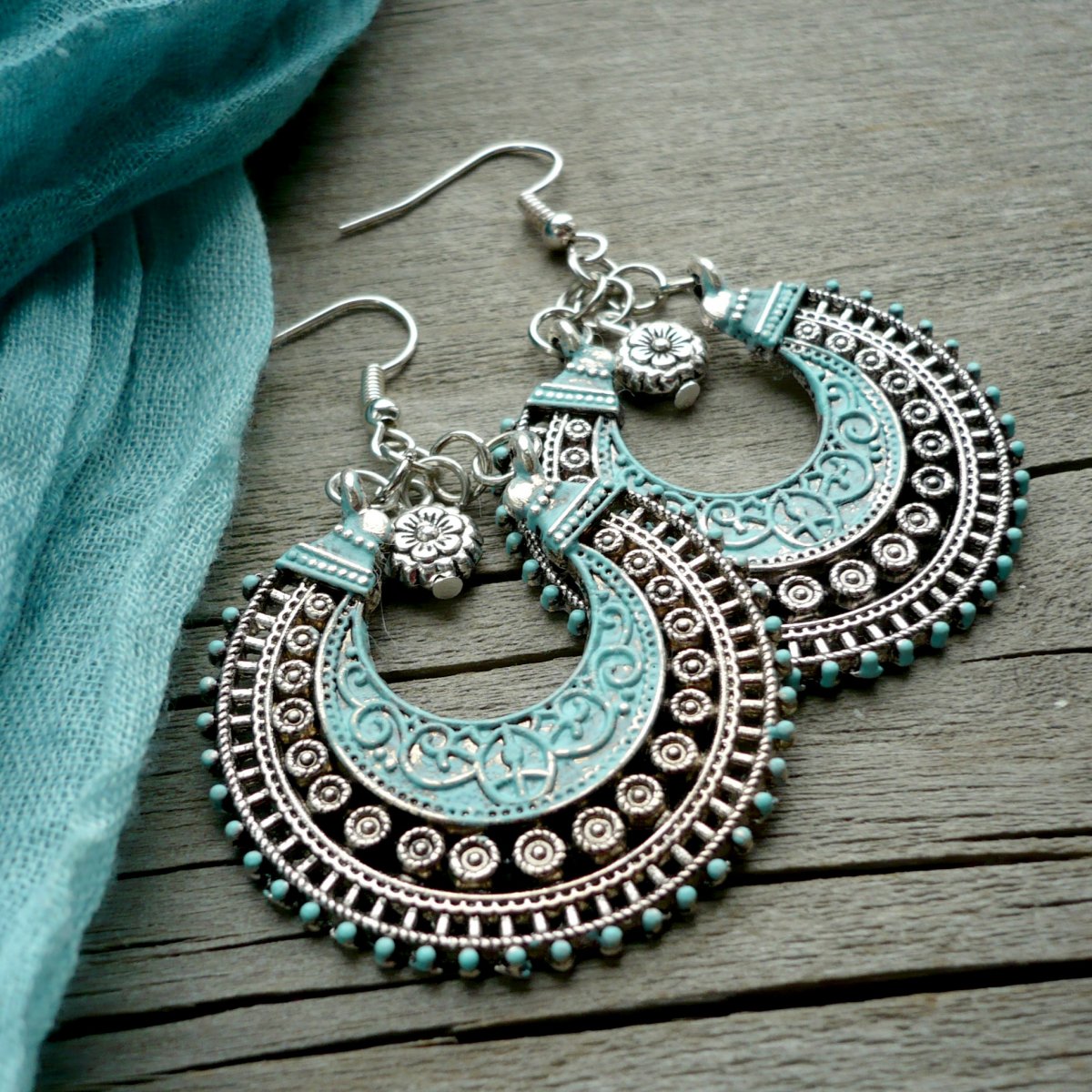 Tyrkysové filigránové kruhy s kytičkou