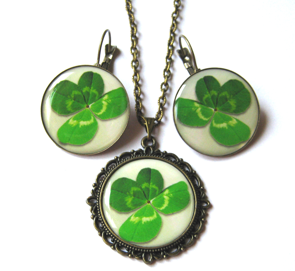 Čtyřlístek, rostlinka symbolizující štěstí.