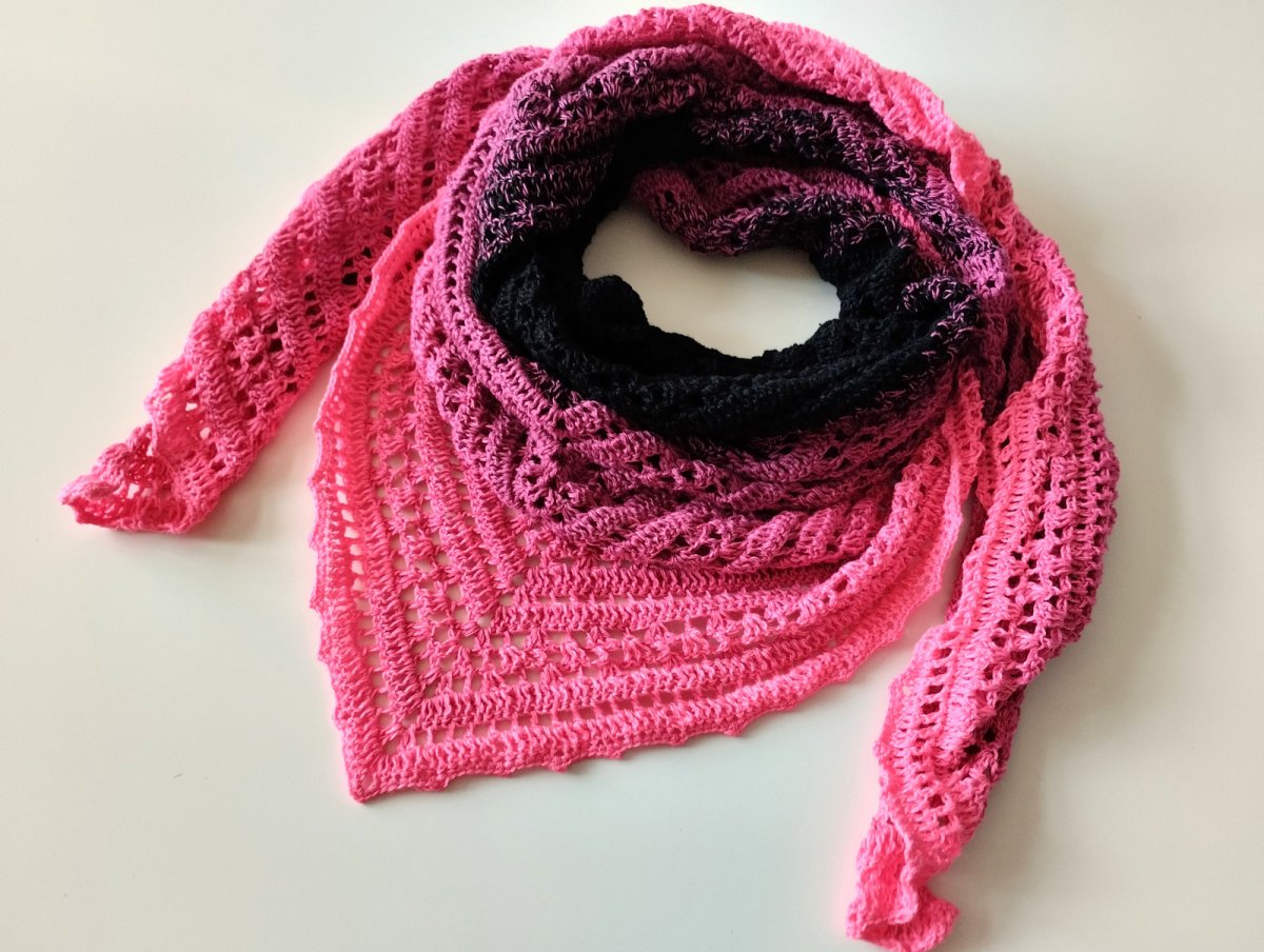 Šátek háčkovaný "Růžové peklo"