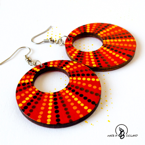 Červenožlutá kruhová puntíkatá smršť