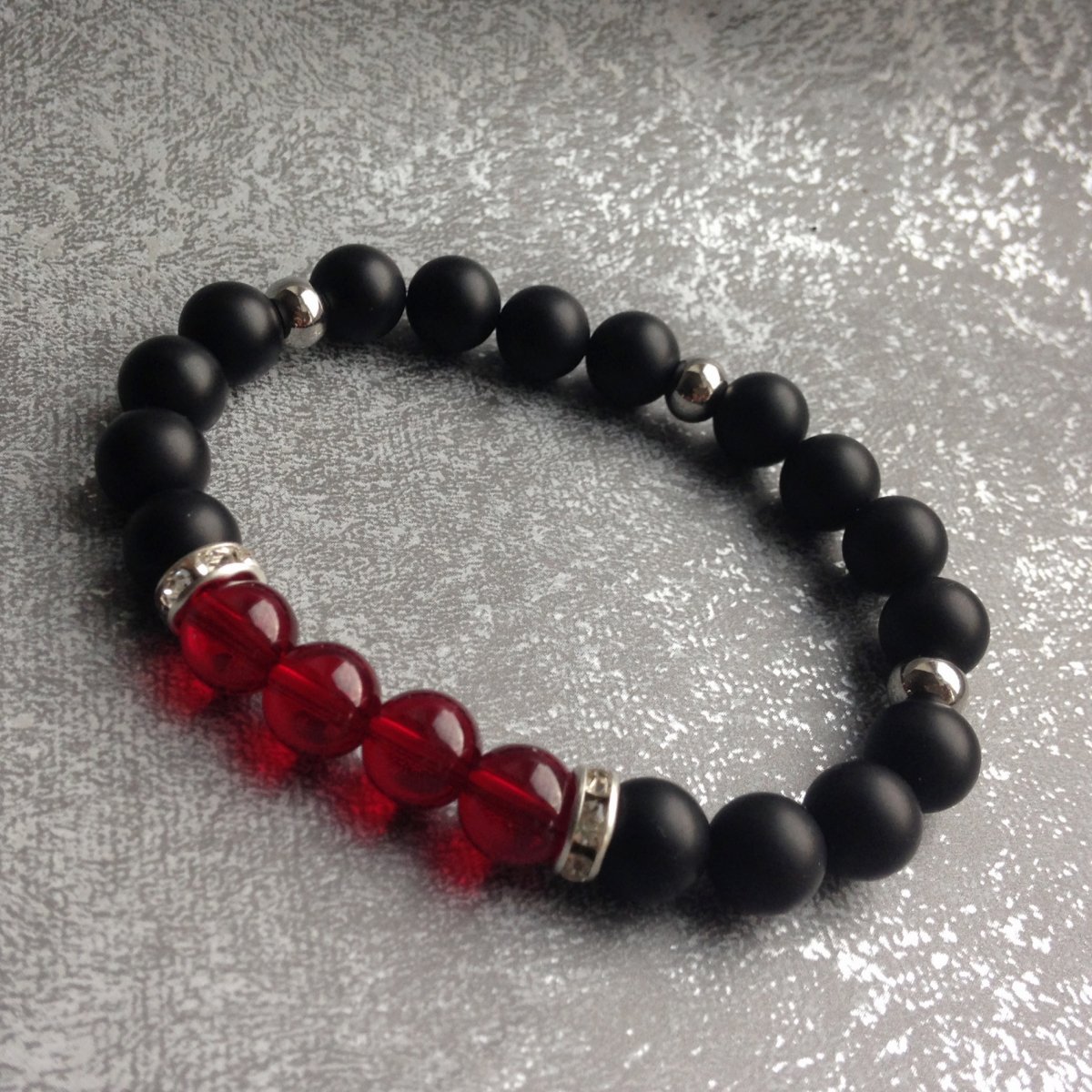 Černý matný onyx s granátem - náramek