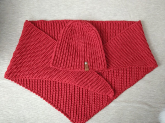 Háčkovaná čepice a šátek