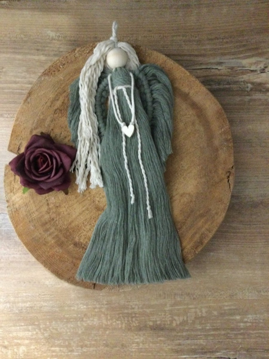 Macramé andělka v boho stylu - zelená ( sage ).