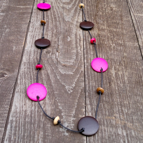 Hnědo-fuchsiové dřevěné korále