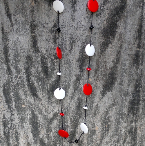 Červeno/bílo/černé dřevěné korále