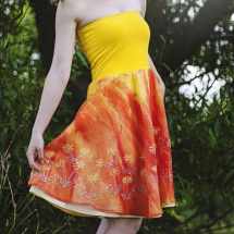 Šaty s malovanou hedvábnou sukní