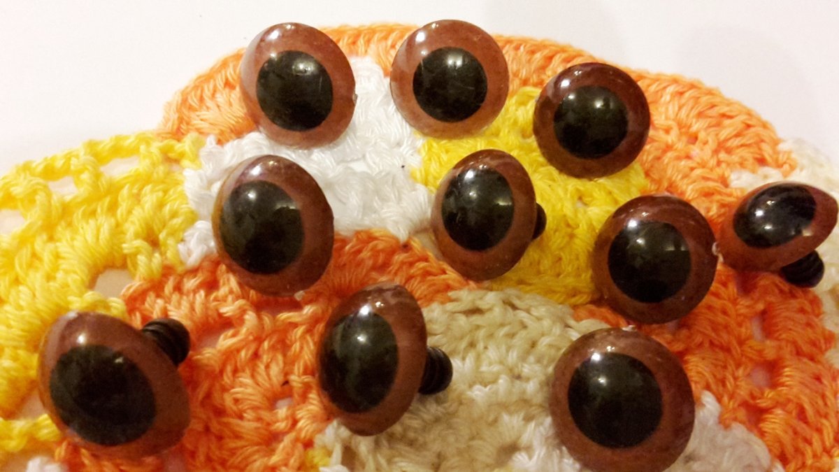 oči hnědé 18mm  OKO035