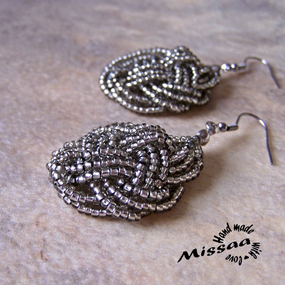 Náušnice z ozdobného uzlu