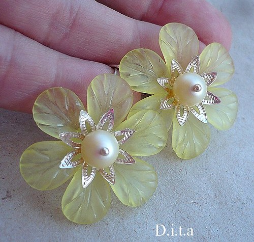 Světle žluté kvítky