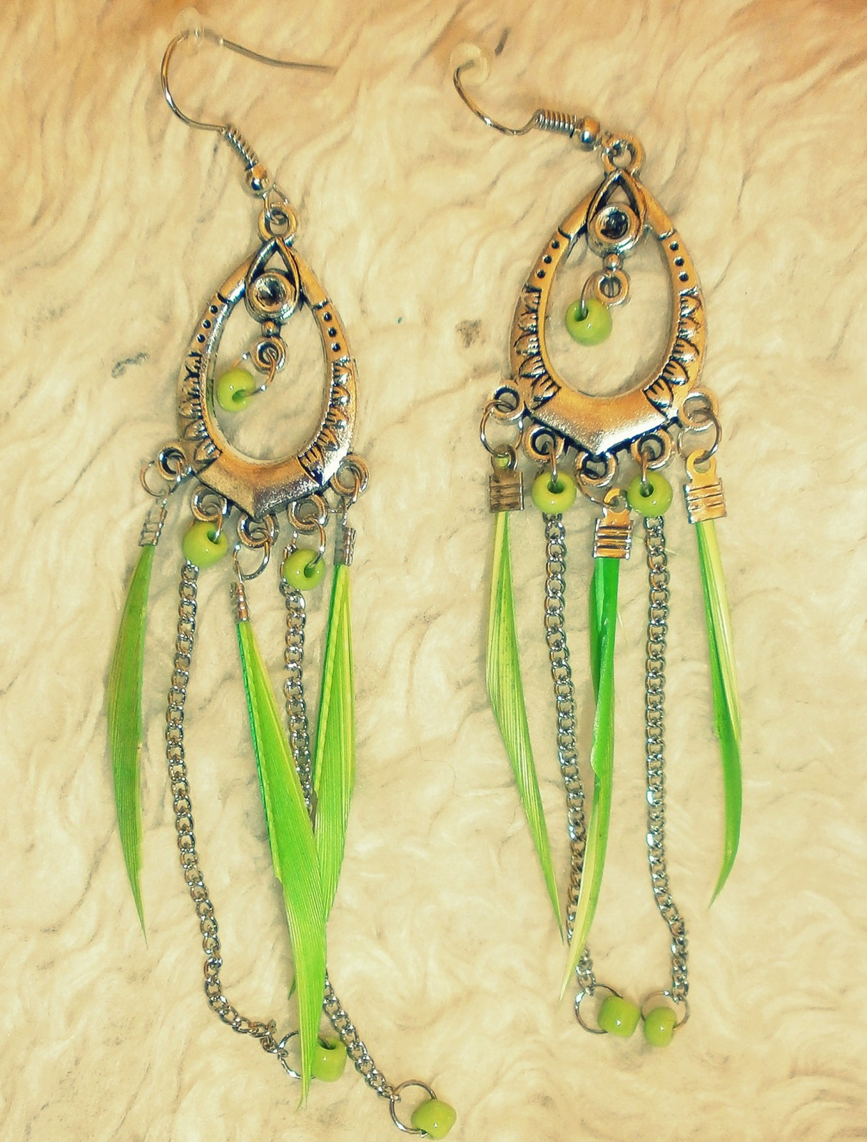 Náušnice se zelelným peřím a korálky