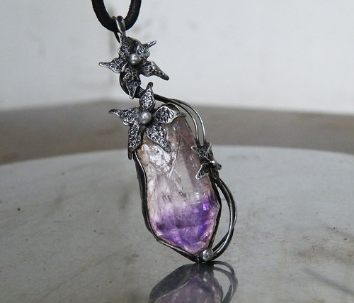 Rozkvetlý amulet...(Ametyst krystal)