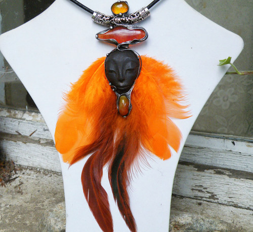 Šamanka...(sklo,peří, keramika, Karneol) 