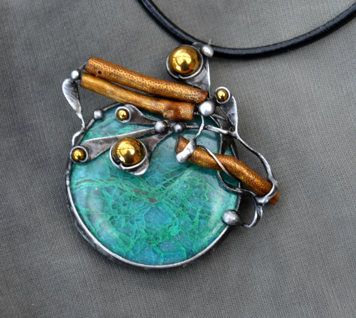 Ve zlatém - chryzokol, korál, hematit