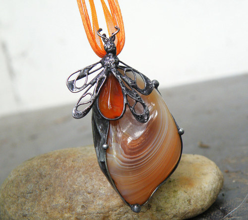 Včelka na medové plástvi...(Achát, Karneol)